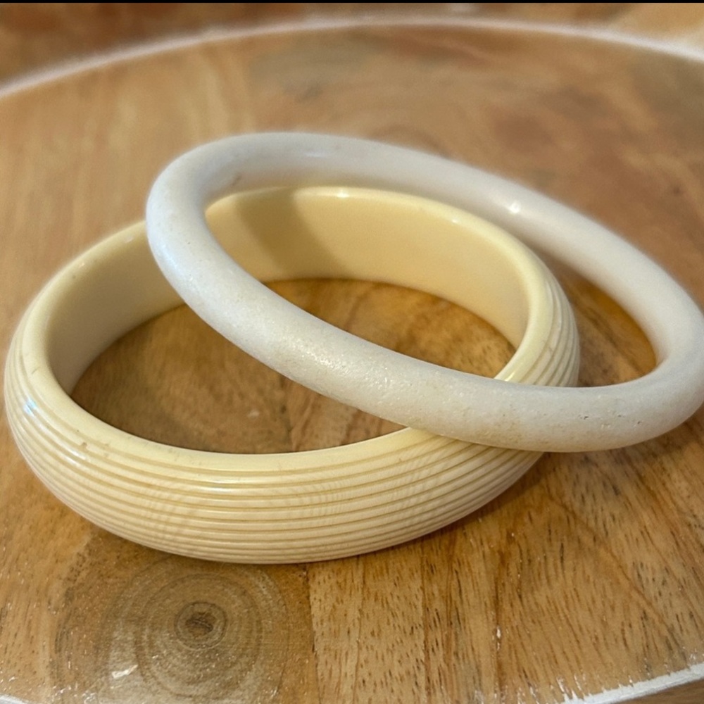 10/$30 Cream and White Bangle Bracelet set vintage plastic acrylic neutrals